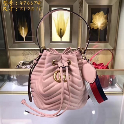 【GUCCI-古奇】 十年打造專業GUCCI 市場頂級獨家控貨，專櫃品質 採用進口牛皮，原廠五金！精緻做工。獨家實物拍照 品質如圖可見 。款號：476674。尺寸：21*22*11