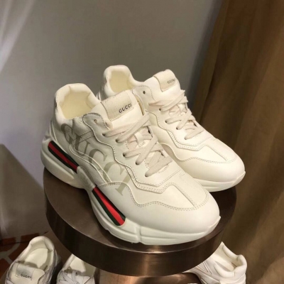 GUCCi 2018新季 Rhyton系列 “老爹鞋” Gucci 於 Cruise 2018 時裝秀上發佈了一雙 “Dad Shoe”引起了網上熱議，都認為這雙鞋將稱霸時裝周 帶Logo的版本使用淡褐色的皮質構成 內