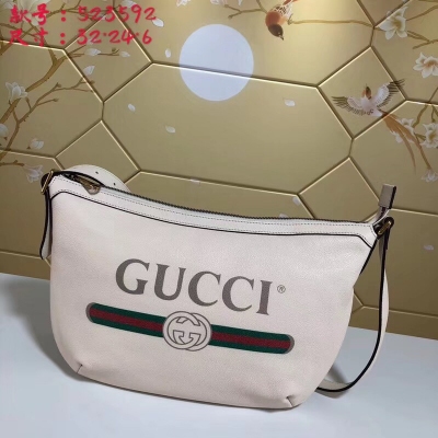 【GUCCI-古馳】 十年打造專業GUCCI 市場頂級獨家控貨，專櫃品質 採用進口牛皮，原廠五金！精緻做工。 獨家實物拍照 品質如圖可見 。款號：523592尺寸：32*27*6