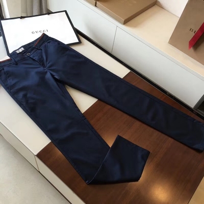 Gucci古馳2018春夏新款 GUCCI男裝休閒褲、訂制斜紋面料、面料舒適透氣！修身版型、高端商務休閒。顏色：寶藍、卡其、黑色。碼數：29-38