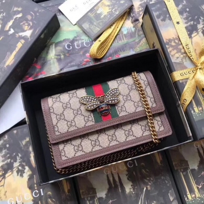 【Gucci-古馳】 配全套包裝，全網獨家供貨 不管是用料、做工 、logo、鋼印、編碼、走線、每一個細節都將古馳的精彩內涵表現得淋漓盡致 品質保證，售後無擔憂， 原廠材料！ 實物拍攝 品質如圖可見 。型號：476079