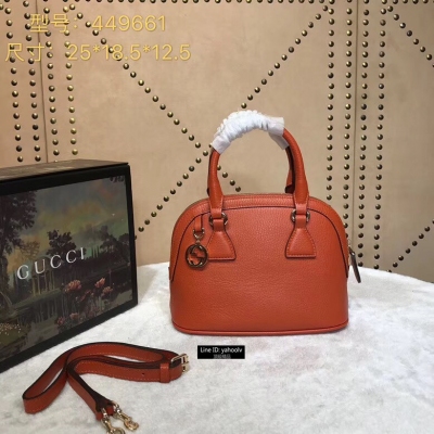 Gucci古馳新款、頂級原單品質 小號貝殼包，版型乖巧精緻，最有看點是整只包的皮質，進口粒面雙色牛皮，韌性高且耐磨. 整個包唯一的標誌就僅有一個雙G淺金掛飾 型號:449661尺寸:25*18.5*12.5CM