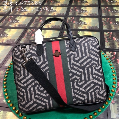 【Gucci古馳】Gucci新款。市場頂級獨家控貨，專櫃品質 採用進口牛皮，原廠五金！精緻做工。 獨家實物拍照 品質如圖可見。款號: 473888。尺寸：寬36.5*高28*側寬4.5