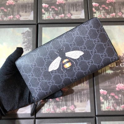 Gucci古馳最最最火爆款來襲 官網同步 Gucci古馳蜜蜂圖案拉鍊包系列 12個卡片隔層和3個鈔票隔層 型號：451273，顏色：蜜蜂黑PVC，尺寸：W19×H10.5×D2.5cm。