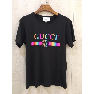Gucci古馳 炫彩 彩色logo黑色T恤 這款T採用柔軟的純棉面料 超級細膩親膚 胸前的logo採用漸變色彩 陽光下很絢麗哦 簡單的款式做的超級精緻 很百搭的款式哦 G 必備款哦 碼數SML