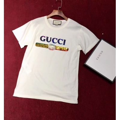 Gucci古馳 亮片彩色logo米白色T恤 這款衛衣採用柔軟的純棉面料 超級細膩親膚 胸前的五彩亮片採用漸變色彩 陽光下很絢麗哦 簡單的款式做的超級精緻 很百搭的款式哦 Gucci必備款