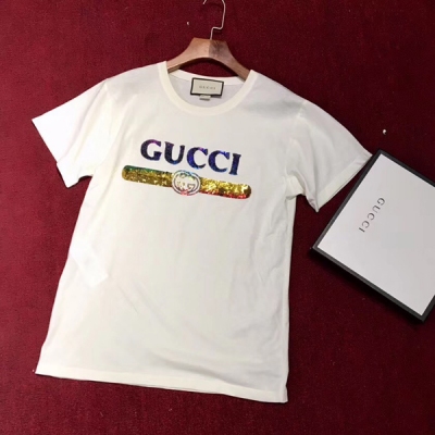 Gucci古馳 亮片彩色logo米白色T恤 這款衛衣採用柔軟的純棉面料 超級細膩親膚 胸前的五彩亮片採用漸變色彩 陽光下很絢麗哦 簡單的款式做的超級精緻 很百搭的款式哦 Gucci必備款
