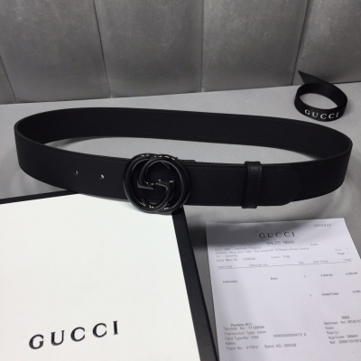 Gucci古馳腰帶 經典原單配以標誌雙 G 帶扣。寬度: 3.8mm，修長真皮腰帶採用GUCCI原廠小牛皮精緻而成。手感柔軟