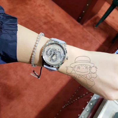 Gucci古馳手錶 2019最新款 義大利高端定制G-TMELESS系列腕表，同時飾有銀色靈蛇、天貓，採用透明母貝珍珠表面和超強夜光針，因此可透過表面欣賞到腕表機芯，38mm表徑，仿刮花藍寶石鏡面，全自動機械機芯。可更