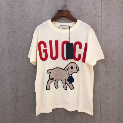Gucci古馳 新款系列T恤 從顏色到版型 都分分鐘融化了老夫的少女心 可愛小狗戴鑽鑽 經典的款式永不過時！絕對的爆款推薦！我們家不論是面料的選用還是對色都是用心打造！區別於市場的其他貨哦 碼數：SML