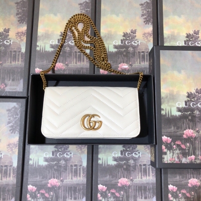 Gucci古馳專櫃同步 原單品質 GG Marmont迷你鏈條在手貨上精彩呈現 採用絎縫真皮 配以人形花紋設計和心形圖案 美美 型號：488426 顏色:裸粉全皮 尺寸：18*10.5*4.5cm。