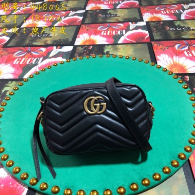 Gucci古馳 Marmont 義大利原廠皮 令人欲罷不能的Gucci美包你收了嗎？GG Marmont系列，優雅精巧的設計可是俘獲了不少少女的芳心！同時也是全球達人必備的百搭單品！超級贊！型號：448065。尺寸：18
