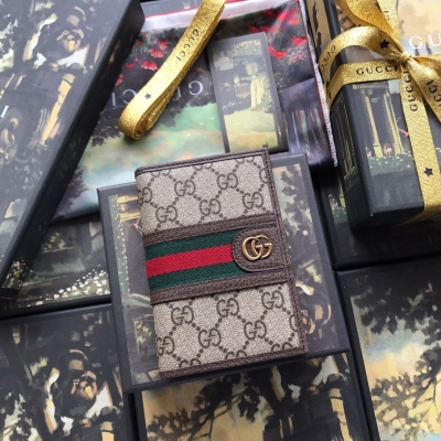 Gucci古馳 高端品質 護照夾 採用GG Supreme高級人造帆布 配以標誌性圖案與條紋織帶 海外頂級五金 精製而成！型號：597620 pvc啡！尺寸: W9.5×14cm。