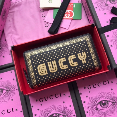 Gucci古馳 歐洲正品原單 SEGA標誌 拉鍊包 印花向80年代電子遊戲文化致敬 圖形字體結合星星和邊框圖案 以金屬質感金色印花呈現 型號510488米白全皮。尺寸: W19xH11×D2.5。