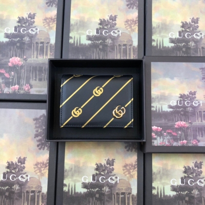 Gucci古馳 原單品質 黑色皮革卡包錢包，飾以雙G條紋印花，金屬質感金色光彩奪目，採用進口頭層牛皮製作，做工精細。 型號：548071，尺寸:11*9*3，顏色：黑皮。