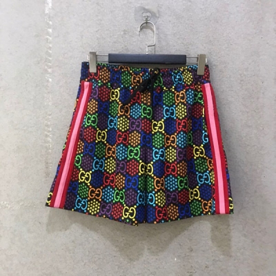Gucci古馳 這款運動風短褲採用GG迷幻印花平紋針織面料，兩側的粉色和紅色條紋為其錦上添花。這種以繽紛色彩詮釋的GG經典圖案是2020早春系列的標誌性設計項目之一。貫穿於成衣和配飾之中的GG字母交織圖案以色調明亮的星