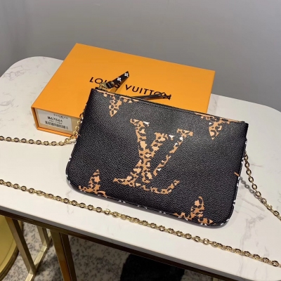 LV路易威登 M67561 黑彩繪 ！LOUIS VUITTON POCHETTE DOUBLE ZIP 鏈條錢夾Pochette Double 大尺寸LV字母與Monogram花卉圖案格外引人注目。Zip