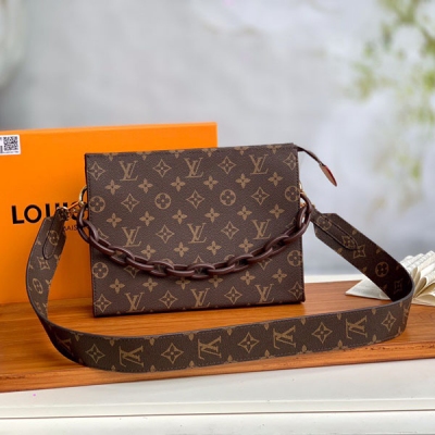 LOUIS VUITTON LV路易威登 M47542 改造包 Monogram帆布化妝盒，內部空間寬敞，兩側採用接襠式設計，方便取放物品，可將它輕而易舉地放進手袋中。Monogram帆布袋身- 金色黃銅拉鍊設皮革垂片- 