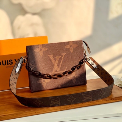 LOUIS VUITTON LV路易威登 M67692啡 改造包 Monogram帆布化妝盒，內部空間寬敞，兩側採用接襠式設計，方便取放物品，可將它輕而易舉地放進手袋中。Monogram帆布袋身 金色黃銅拉鍊設皮革垂片 可