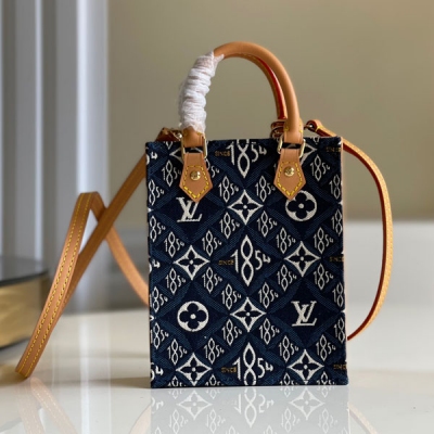 LOUIS VUITTON LV路易威登 免稅晶片版M80288 Nicolas Ghesquière 創意融合 Monogram 圖案和代表創始年份的 1854 字樣，為 Petit Sac Plat 手袋注入 Sinc