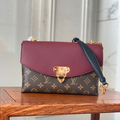 LOUIS VUITTON LV路易威登 M43715 SAINT PLACIDE 手袋拼接 Monogram 帆布與柔軟皮革，在金色鉤扣的點綴中回憶路易威登傳統硬箱設計。滑鏈肩帶搭配皮質肩墊，為肩背或斜挎帶來舒適體驗。詳