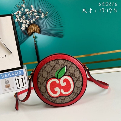 GUCCI古馳 新款 “晶片版” 。市場頂級獨家控貨，專櫃品質 採用進口牛皮，原廠五金！精緻做工。獨家實物拍照品質如圖可見。款號: 625216。尺寸：寬19*高19*側寬5。顏色：PVC/蘋果