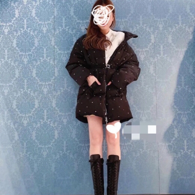 MIUMIU 2020秋冬羽絨服，高版本，滿鑽設計，每一顆都是純手工釘珠鑲鑽，超級精緻，版型寬鬆顯瘦，上身超級仙，兩色，S M L