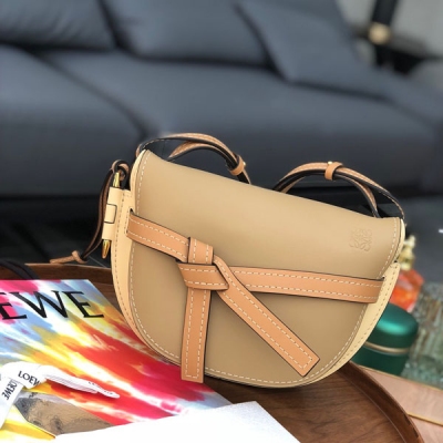 LOEWE羅意威 透心涼?彩夏 系列之 LOEWE Gate Bag Small LOEWE Gate 馬鞍包 蝴蝶結 不僅是裝飾，也是包蓋的唯一插口。全包只有一個帶品牌精緻logo 的子彈頭式黃銅插鞘，沒有其他五金配件，