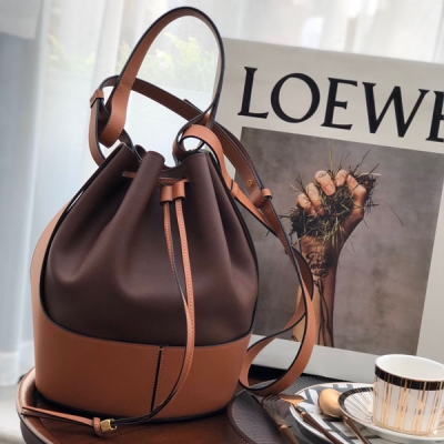 LOEWE羅意威 Balloon 氣球包 小號 專櫃熱騰騰 氣球 水桶包 ，以氣球為意象扭轉了我們對傳統水桶包的印象，採用細膩小牛皮搭配內裡磨砂皮，讓其擁有挺拔身姿，不管收納什麼東西都超級適合，再也不用擔心軟趴趴的水桶包了