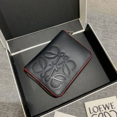 Loewe羅意威 拉鍊小卡包出貨，選用經典小牛皮製成，內有信用卡位，精緻、時尚。款號3720 尺寸11*8.5
