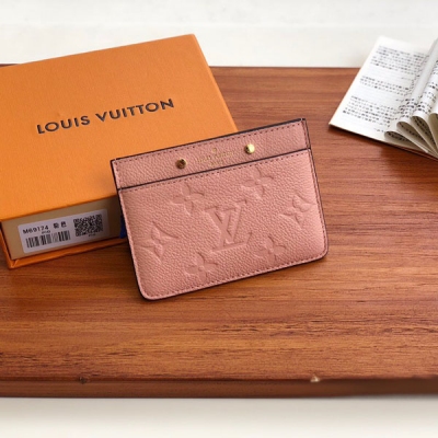 LOUIS VUITTON LV路易威登 M69174粉色 Monogram Empreinte 皮革的溫婉氣息，其上微微浮現 Monogram 壓紋，更有精巧飾釘點綴品牌標識。小巧構型可收入任意手袋或口袋，亦可容納信用卡