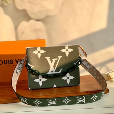 LOUIS VUITTON LV路易威登 M67692綠 改造包 Monogram帆布化妝盒，內部空間寬敞，兩側採用接襠式設計，方便取放物品，可將它輕而易舉地放進手袋中。Monogram帆布袋身- 金色黃銅拉鍊設皮革垂片-