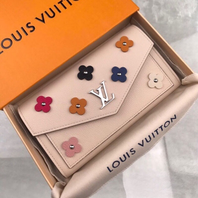 Louis Vuitton LV路易威登 M62656 特別介紹 海外特供（專櫃貨）與Mylockme手袋相配套的信封式錢夾，柔和的乳白色小牛皮上飾有彩色圖案。搭蓋上飾有LV首字母。此款錢夾擁有豐富而便捷的實用設計，包括一