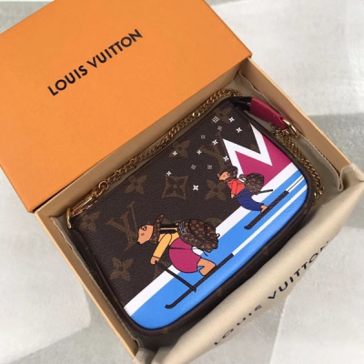 LV LOUIS VUITTON 路易威登 M67769 特別介紹 海外特供（專櫃貨）為迎接2018年耶誕節，此款帆布版Mini小手袋飾有身背路易威登雙肩包滑雪的小熊圖案。這一富有想像力的印花圖案靈感源自巴黎老佛爺百貨商店