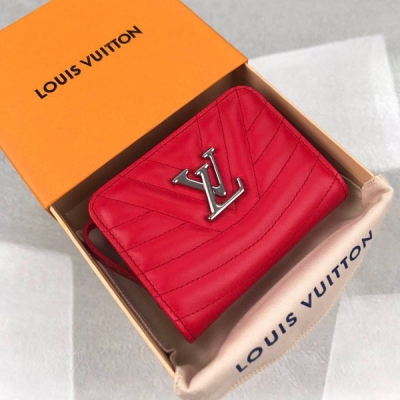 LV LOUIS VUITTON 路易威登 M63790 特別介紹 海外特供（專櫃貨）以1980年代的新浪潮音樂流派命名，這款拉鍊錢夾輕巧實用，以絎縫小牛皮製作，綴以獨特的復古金屬LV Initials。內部設計精巧，可容