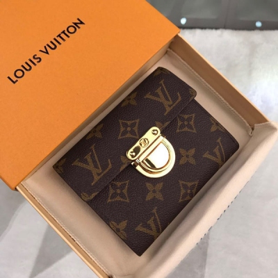 LV LOUIS VUITTON 路易威登 M58013 特別介紹 海外特供（專櫃貨）這款結合多種風格的錢夾以的帆布製成，可隨身攜帶信用卡、紙幣和零錢。引人注目的搭扣上刻有路易威登品牌標誌，華麗的金色黃銅鉚釘更顯精緻。尺寸
