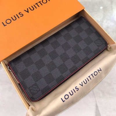 LOUIS VUITTON LV路易威登 N63304【特別介紹】海外特供（專櫃貨）這款極具男性氣息的拉鍊錢包，以堅實耐用的帆布製造，盡顯溫文優雅的魅力。設有多個實用口袋和隔層，是裝載現金、卡片和零錢的精緻之選。尺寸：20