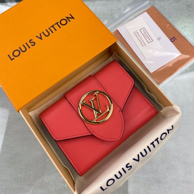 Louis Vuitton LV 路易威登 M69177 海外特供(專櫃貨) LV Pont 9 短款錢夾取材絲滑牛皮，為挺括構型融入柔軟質感。LV Circle 標識點綴翻蓋，輕啟即現硬幣及鈔票隔層和卡位，以工致之姿演繹
