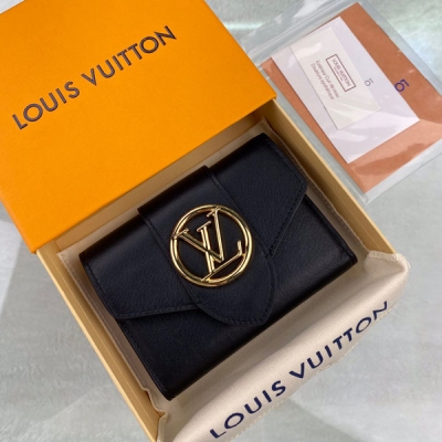 Louis Vuitton LV 路易威登 M69175 海外特供(專櫃貨) LV Pont 9 短款錢夾取材絲滑牛皮，為挺括構型融入柔軟質感。LV Circle 標識點綴翻蓋，輕啟即現硬幣及鈔票隔層和卡位，以工致之姿演繹