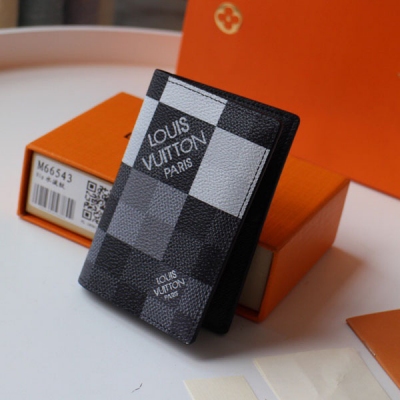 LOUIS VUITTON LV路易威登 原單口袋錢夾 N63144大格 口袋錢夾由Damier Graphite Pixel塗層帆布製成，以圖元形式演繹經典Damier棋盤格圖案，凸顯未來感。集各種口袋與信用卡槽於一身，