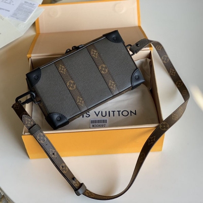 LOUIS VUITTON LV路易威登 M30697 SOFT TRUNK WALLET 盒子包2020 秋冬，將經典 Soft Trunk 手袋濃縮為隨身設計。柔軟的 Ta?ga 皮革搭配源自品牌傳統硬箱的加固邊角，可