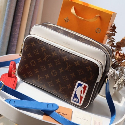 LOUIS VUITTON LV路易威登 M85141 頂級原單 NBA 聯名系列NIL MESSENGER 郵差包，NBA 最新聯名系列，2021春夏男裝系列膠囊系列，設計了融合兩個精神象徵的限量版，有著籃球紋路的皮革設