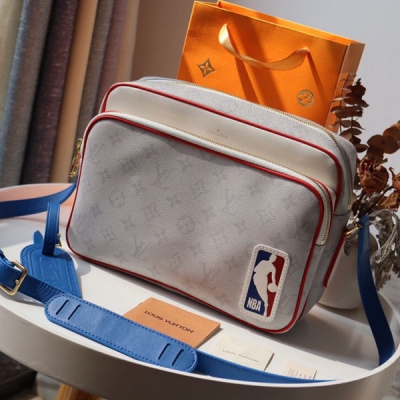 LOUIS VUITTON LV路易威登 M85141 頂級原單 NBA 聯名系列NIL MESSENGER 郵差包，NBA 最新聯名系列，2021春夏男裝系列膠囊系列，設計了融合兩個精神象徵的限量版，有著籃球紋路的皮革設