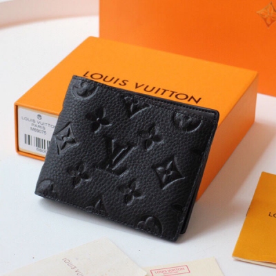 LOUIS VUITTON LV路易威登 SLENDER 錢夾 M69075 為 Taurillon 皮革壓印經典 Monogram 圖案。尺寸小巧卻容量充裕，內含口袋和卡位等功能性設計11.0 x 8.5 x 2.0 c