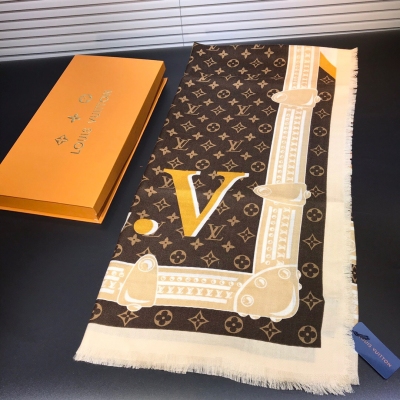 LOUIS VUITTON LV路易威登方巾 Crafty Bi Color 羊絨圍巾 呈現全幅 Monogram 圖案，點綴路易威登標識，令摩登與經典兼收並蓄，與 2020 秋冬皮具和配飾系列搭配相宜 140x140c