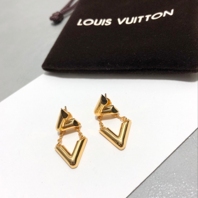 LOUIS VUITTON LV路易威登 耳釘 與眾不同的設計 個性十足 的印象 充滿層次感的紋路更使其魅力爆燈！