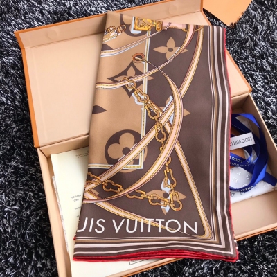 Louis Vuitton 路易威登 LV絲巾 Ultimate Monogram 真絲方巾以摩登格調重釋路易威登的經典元素：Giant Monogram 圖案搶佔視覺焦點，飾帶、掛鎖和鏈條圖案構成 Monogram 致