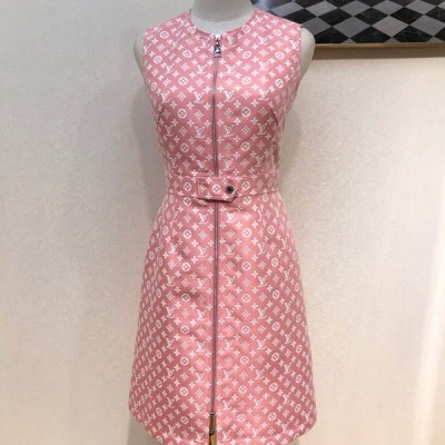 LV LOUIS VUITTON路易威登 春夏粉色連衣裙 進口特製提花面料，個性鮮明定位老花圖案，立體收腰剪裁，顏色上身超顯白，可愛又時髦！碼數：S-XL