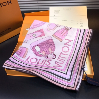 Louis Vuitton LV路易威登絲巾 主打款，此款Essentials LV方巾彰顯了品牌的深厚底蘊。此設計包括標誌性元素的素描圖案，包括手袋、鎖扣和配飾，環繞圓形和L標識排布，活潑有趣。邊角飾有品牌英文字樣，為