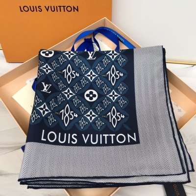 Louis Vuitton LV路易威登方巾 各大專櫃在售 頂級斜紋真絲方巾 90x90cm 展現出來的工藝 看得見的品質 均勻的圖案佈局讓人深深地感受到頂級品牌的品味 靈動的LV花紋充分延伸 色澤純正豔麗 突顯高貴氣質